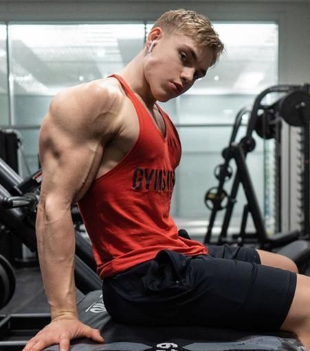 一身肌肉|他14岁开始健身,18岁一身肌肉炸裂,却被网友嘲健身早,长不高