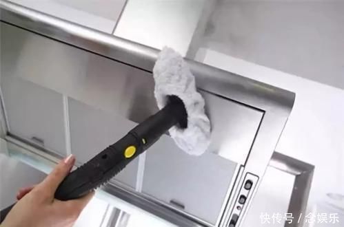 油烟机脏了万万不要拆下来清洗,这样做更省时省力,洗完干净如新