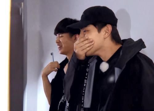 王迅遭羞辱,当着新嘉宾面被泼洗脚水,导演真当他不会退出?