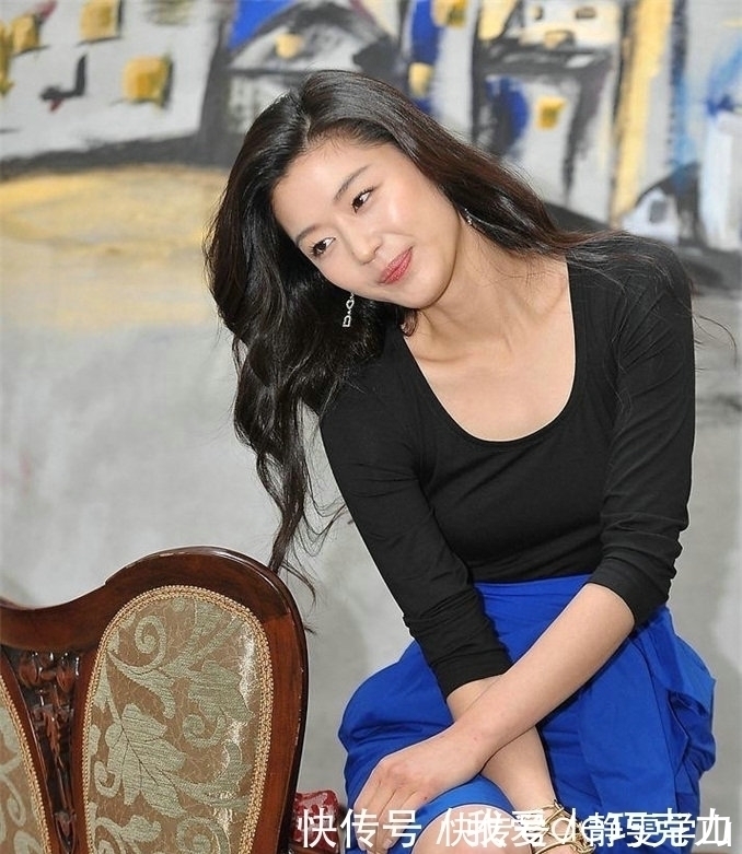 裙子 模特黑衣搭配蓝色裙子清新减龄,笑容甜美迷人