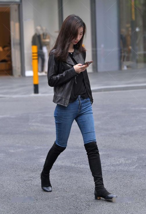 黑色上衣总是沉闷不出彩？外加黑色皮衣和牛仔裤，造型帅气十足