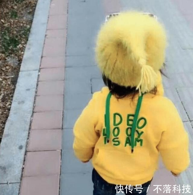 爸爸|爸爸粗心给女儿的衣服穿反了,当女儿转身后,妈妈笑喷