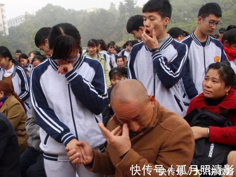 父亲|为参加小学家长会,父亲把衣服“反过来”穿,被其他家长夸情商高