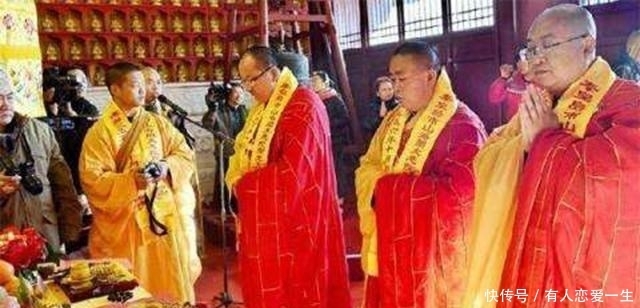 释永信的袈裟多贵重?18K 纯金做配钩,上好翡翠造玉环,估价16万