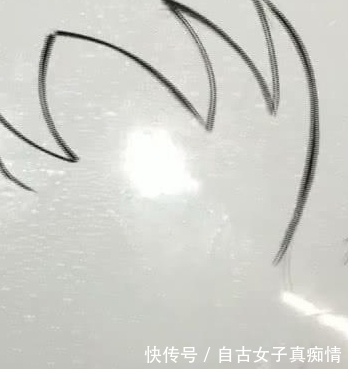 没点|美术生越来越会玩了,直接剪头发来作画,没点发量真不敢这么干