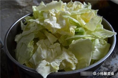 阿婆自制手撕包菜,不用放油,炒出来喷香,爽脆清甜还开胃