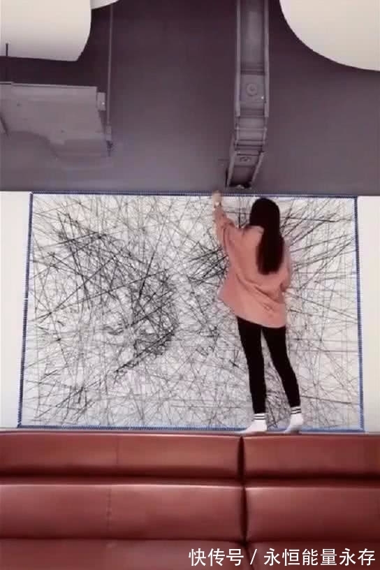 女孩|女孩用毛线作画，在墙上画出名侦探柯南，网友：高手
