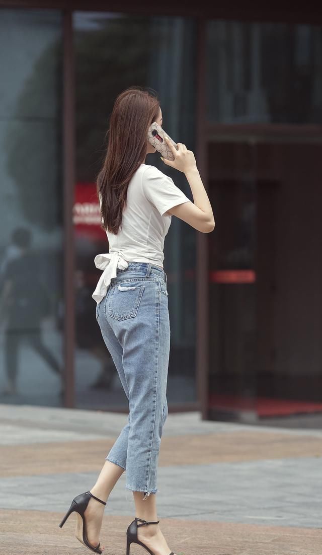 三伏天，时髦姑娘的牛仔裤搭配，简单舒适、穿出酷酷的时尚味道