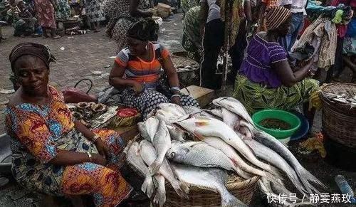 非洲人拿龙虾当小吃,连吃3份后,扔下100元就走,却被老板叫住!