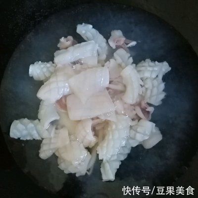 青红椒|你青红椒爆炒鱿鱼花的正宗做法，简单几步，越吃越上瘾
