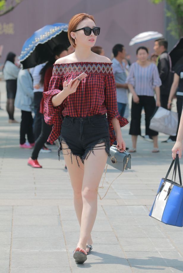 肤白貌美|街拍:气质干净利索短发美女,肤白貌美