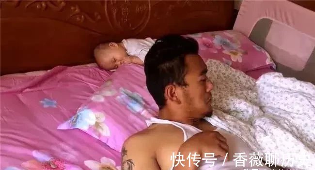 爸爸|爸爸和宝宝睡觉,醒来后宝宝却不见了,接下里一幕让妈妈哭笑不得