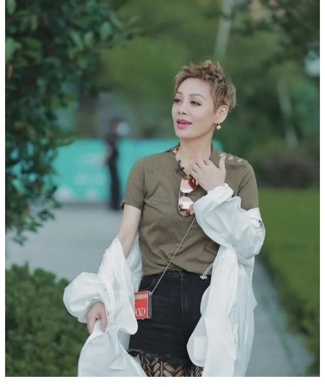 静姐|《中餐厅5》：宁静穿搭让丁真震惊