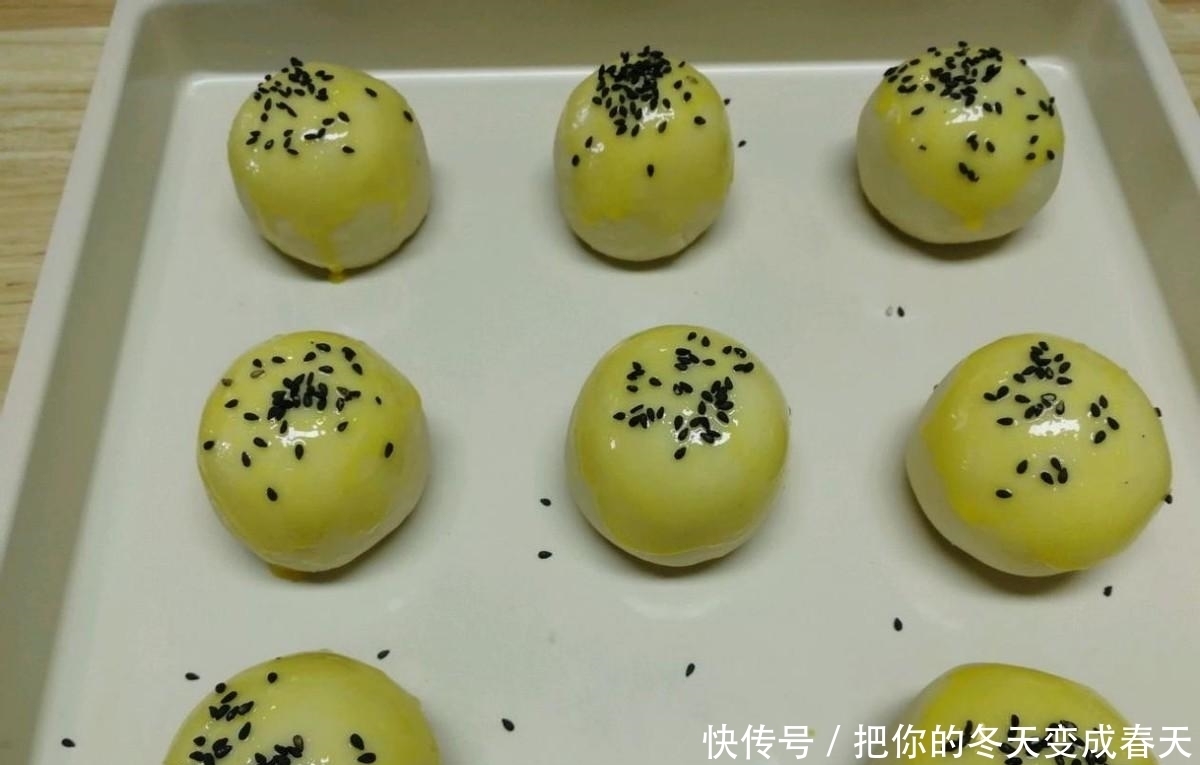 简单易上手的蛋黄酥,层层馅料包裹,香酥可口,太好吃了