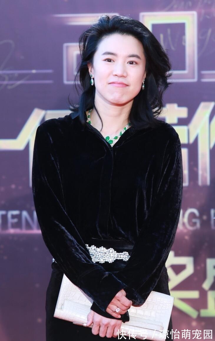 乒乓球手|前乒乓球手王楠嫁富商后真“贵妇”,一袭丝绒长裙,头发乱也挺美