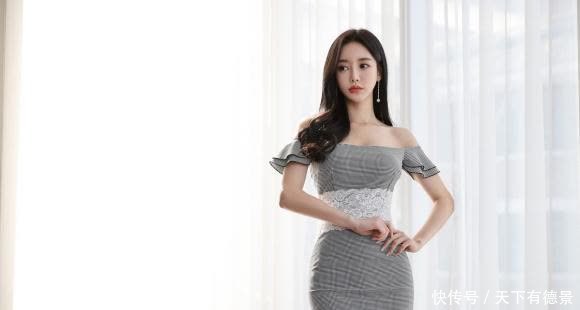 美人图鉴孙允珠:雅致浅灰花纹束腰清凉连衣裙