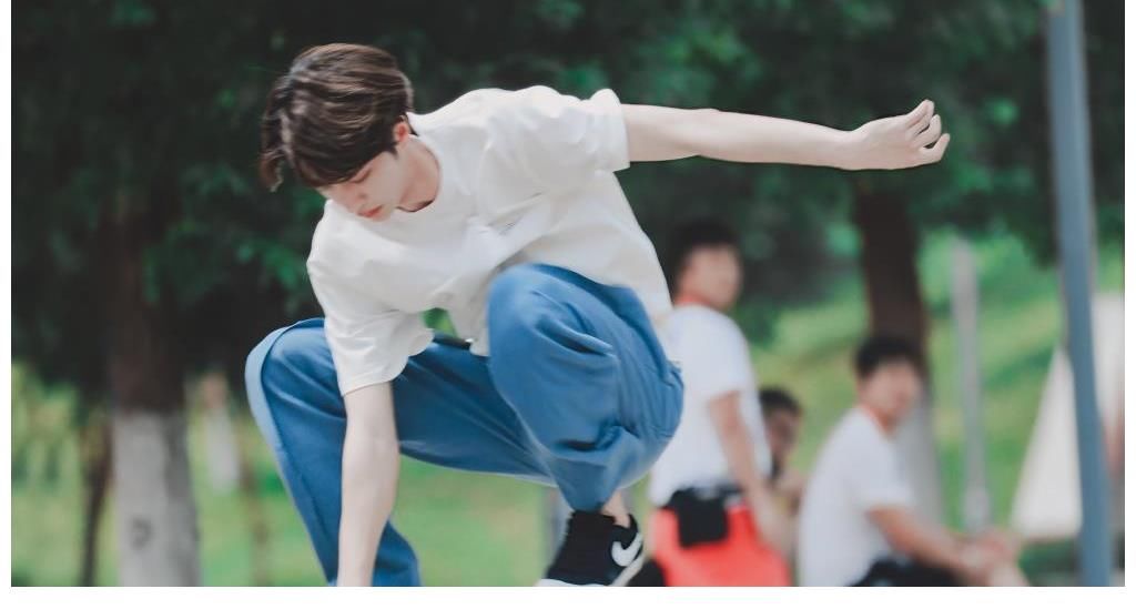 次元壁|從黃健翔和車霖老師嘴里聽(tīng)到王一博三個(gè)字，有種次元壁的破碎感~