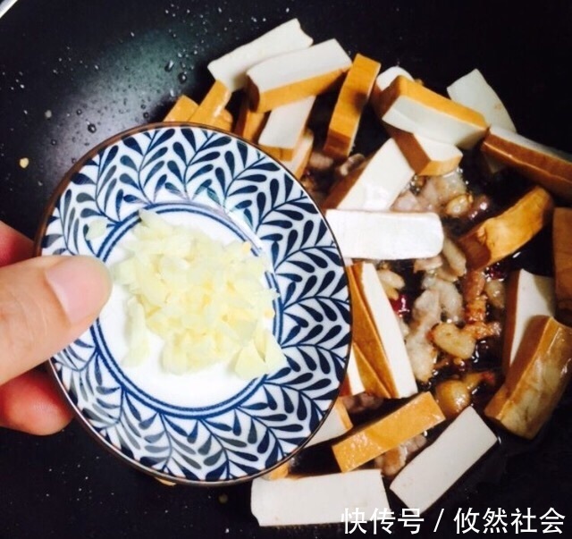 肉质|在家做芹菜香干小炒肉,芹菜清脆可口,肉质鲜美,健康有营养