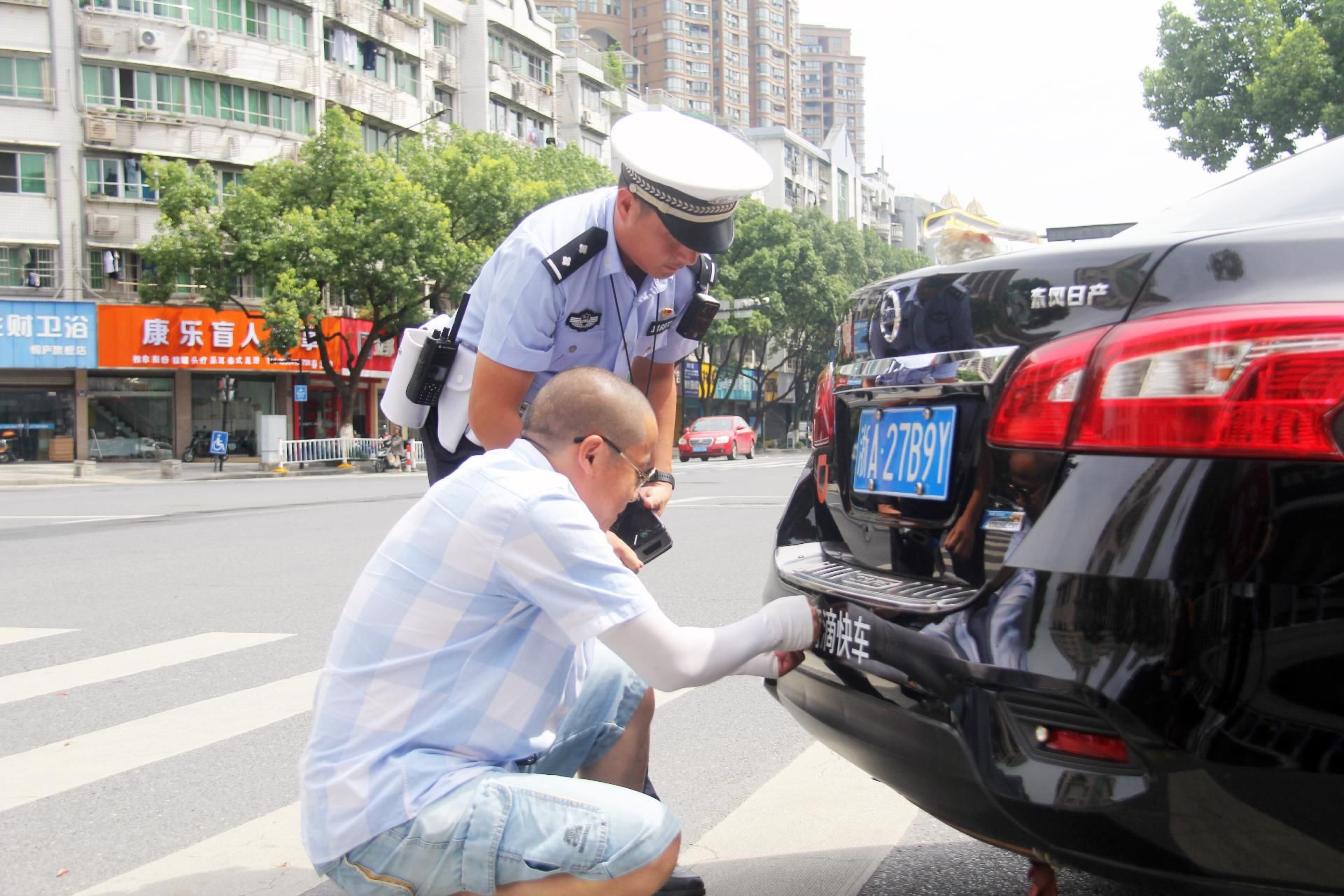 阳光|高温下 交警：直面阳光 用汗水守护道路畅通