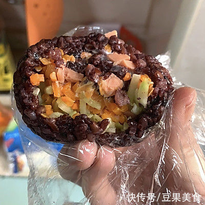 保鲜膜|鲜香下饭的杂粮饭团，你喜欢吗？