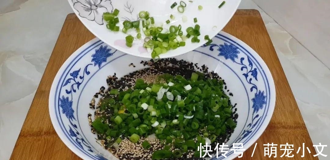 芝麻鸡蛋这样做，撒1把葱花，比鸡蛋饼都好吃，出锅孩子抢着吃