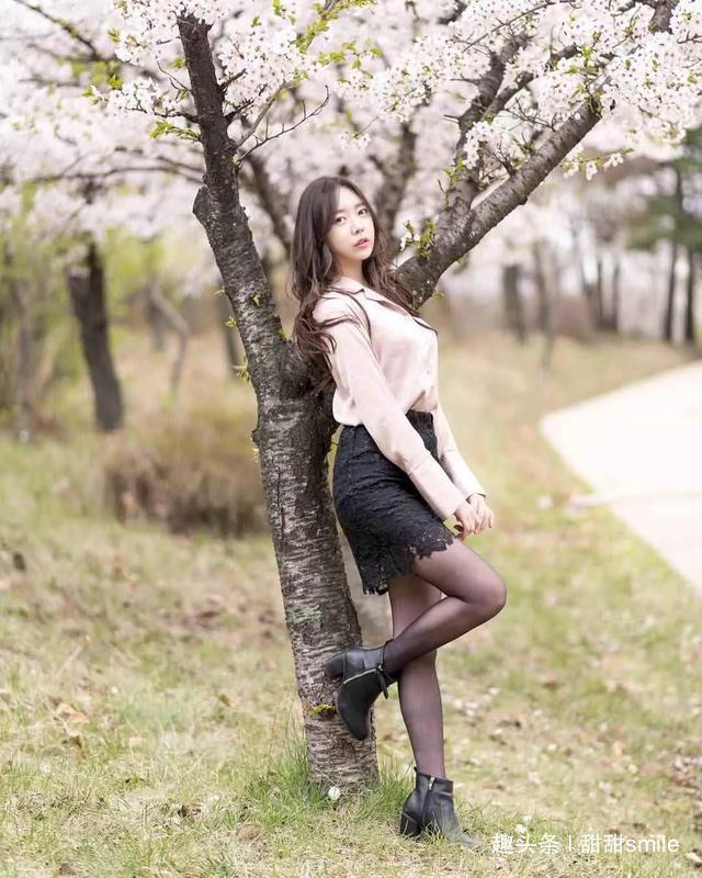 时尚 美女彩色格子裙搭配黑色一字带高跟凉鞋,很有时尚的韵味