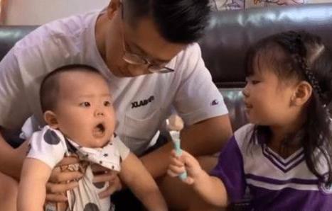 姐姐 “套路”弟弟,弟弟信以为真后一脸震惊,笑翻网友:太天真