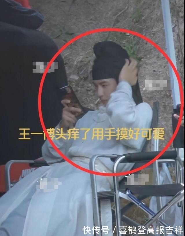 超级可爱|王一博《风起洛阳》首曝路透，白衣潇洒状态佳，忙打游戏鹰眼再现