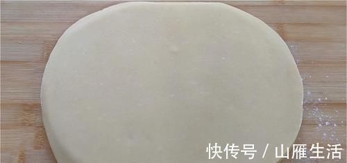 核桃酥这样做太好吃了，外面酥脆直掉渣，内里绵软又香甜，真过瘾