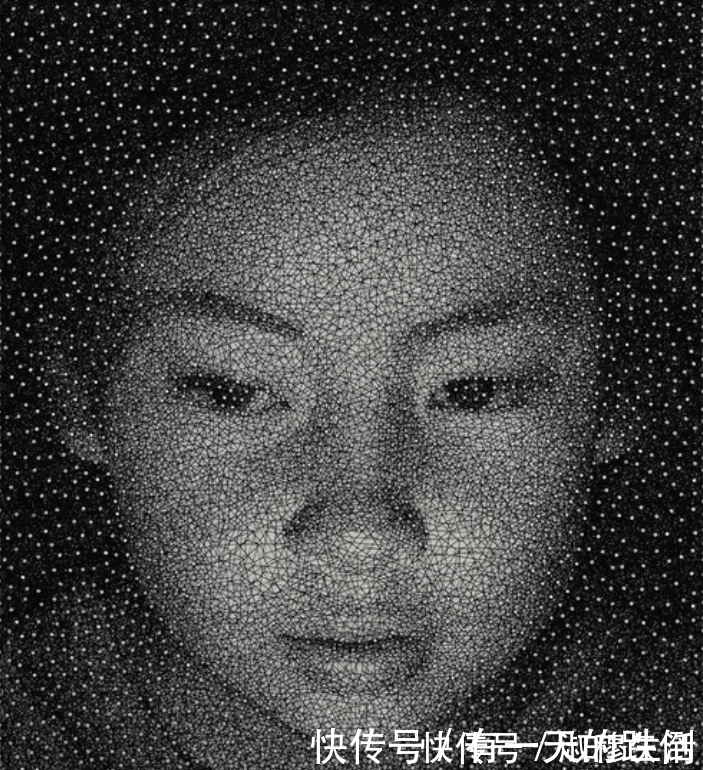 木板!画家在木板上钉了5000枚钉子,用一根线“乱绕”,结果绕出一幅画