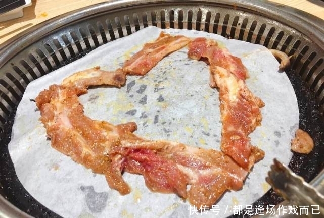  换纸|第一次去吃烤肉，服务员问我要不要换纸？我出了大“糗”！