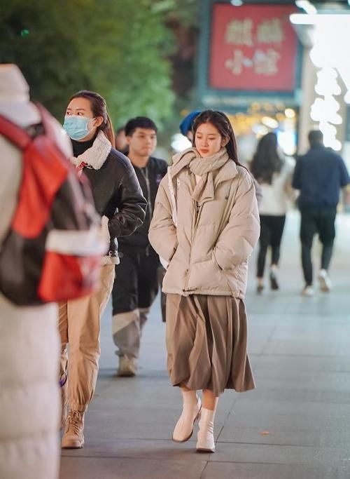 除了优雅潇洒的大衣以外， 羽绒服也是不少姐妹们的御寒必备 ！