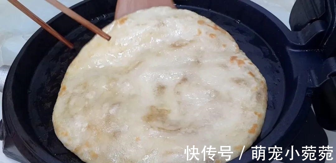 烙饼这做法太香了，开水一烫，柔软筋道又多层，出锅孩子都抢着吃