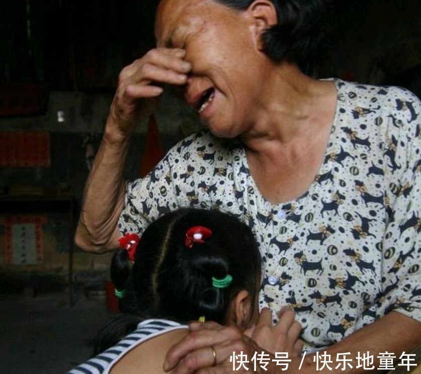 美芽|宝宝火车上睡意沉沉,妈妈去冲奶粉,邻座乘客果断报警救了孩子