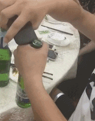 |搞笑GIF:女孩出门一定要注意 别被人偷走东西了都不知道