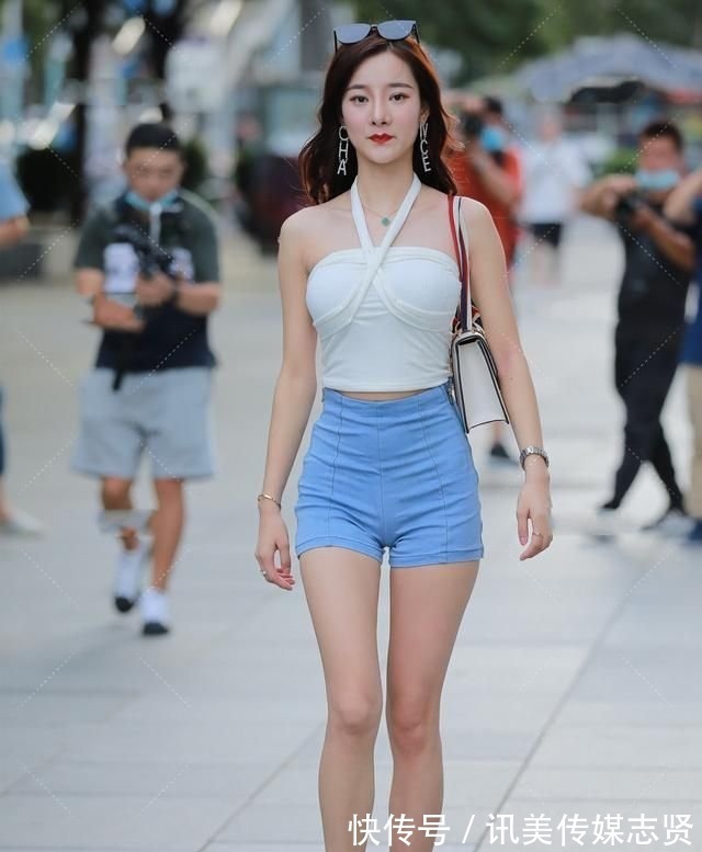 小蛮腰|白色挂脖交叉小吊带配蓝色短裤, 性感迷人