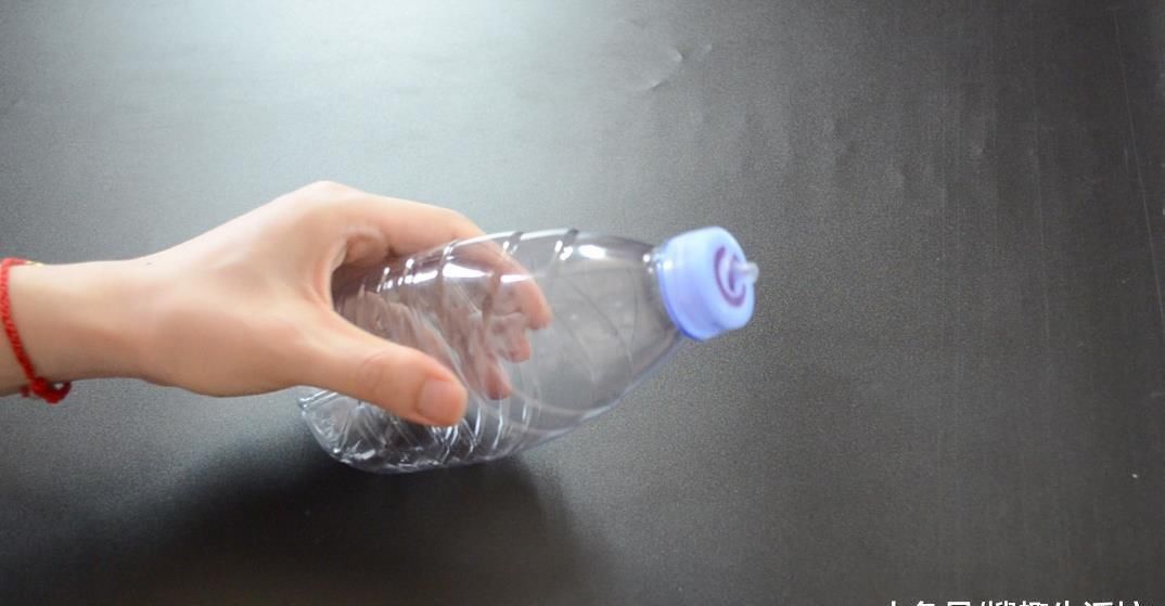 塑料瓶别再扔了, 改造一下, 秒变清洁神器, 解决了家家户户的难题