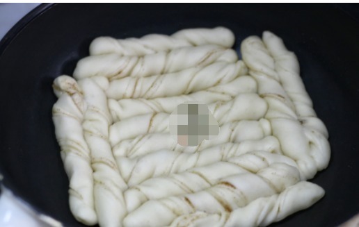 花卷新做法,简单一做就特好吃,底酥脆上暄软,比蒸着吃香多了