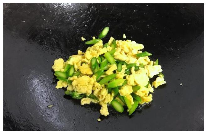 芦笋鸡蛋|夏天，多给家人做此菜，脆爽软嫩，简单易做，吃一盘也没负担