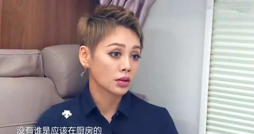 宁静|《中餐厅》:黄晓明把店长干成了厨师,遭责怪还要带全员去哄宁静