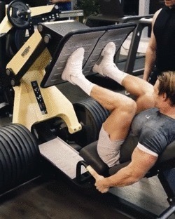 胸肌|臂围45cm,二头肌似小山包的猛汉奶爸,还自带肌肉抽筋绝活