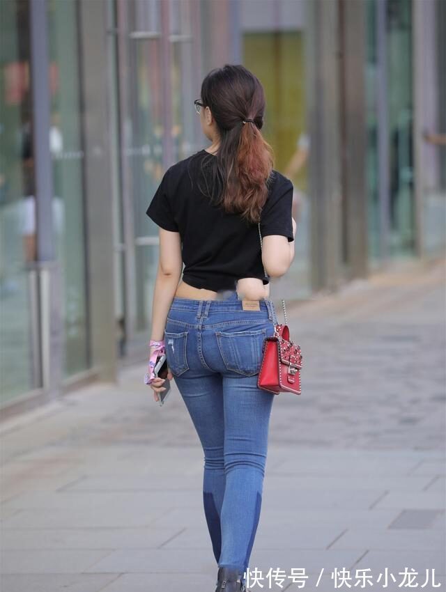 街拍 黑色露肩紧身上衣搭配灰色紧身打底裤,造型十分前卫