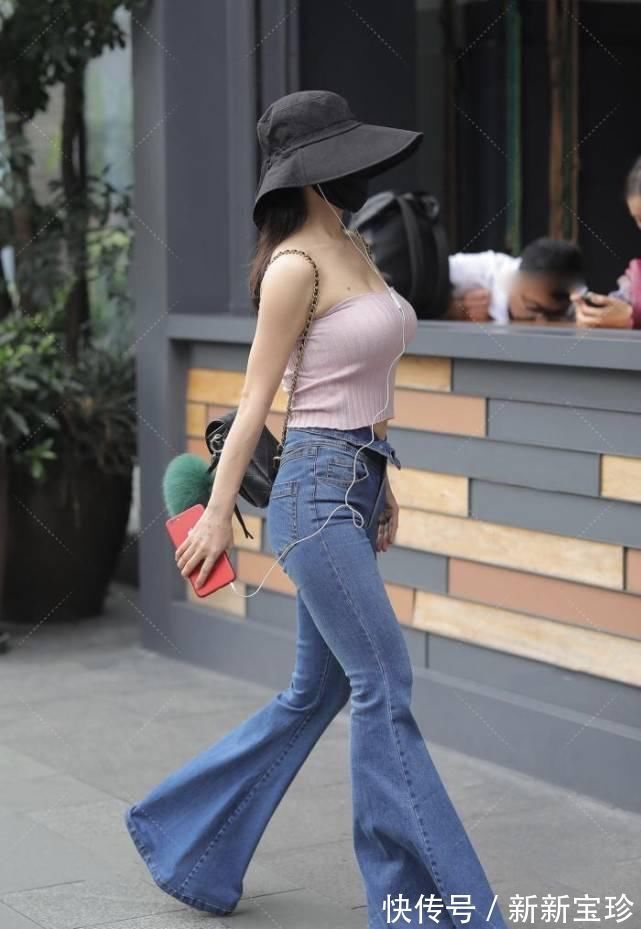 穿搭 抹胸装搭配喇叭裤独有的“肚脐装”，裤子太长能拖地，倒也展现了大长腿
