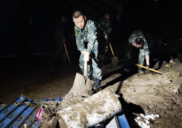 群众|武警四川总队官兵紧急救援强降雨受灾群众