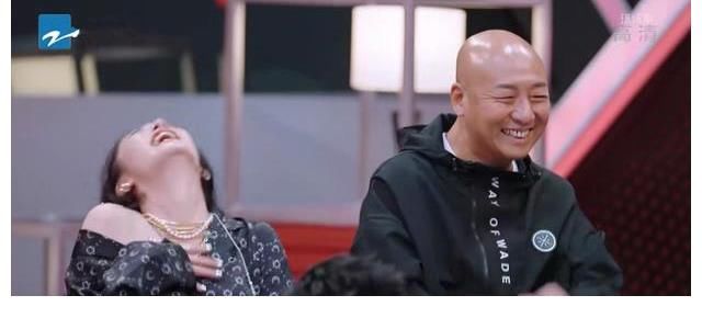 闪光的乐队：果真社交音综，1人越来越放开，1人越来越“放肆”