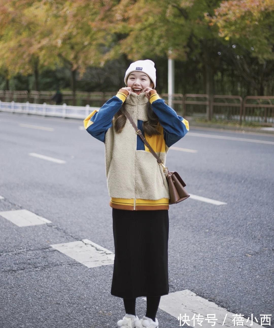 五分裤|冬季赶时髦就穿“羊羔毛外套”,温暖又时髦,配裤子、裙子都好看