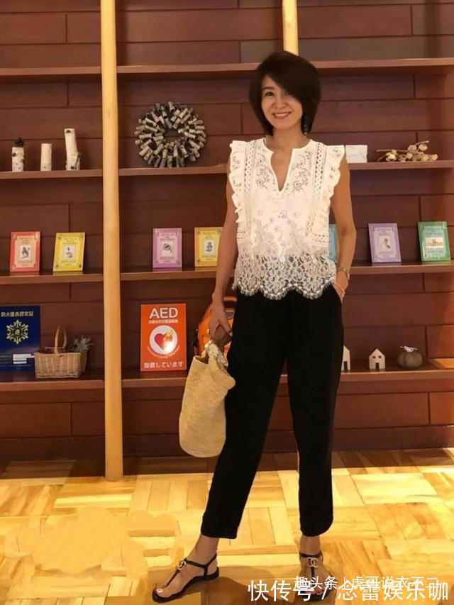 无袖 这位日本主妇50岁,适龄穿搭简约又大方,堪称行走的时尚教科书