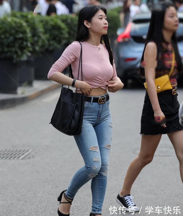 肚脐 露脐短衫粉色圆领长袖,既符合保守的设计,又适合夏季凉爽的穿搭!