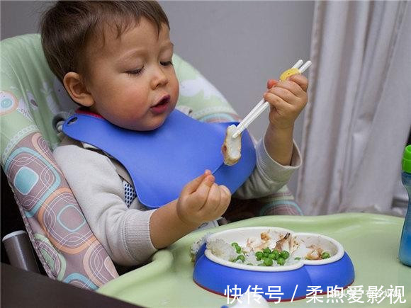 喂养|娃多大可以吃“大人饭菜”？儿科医生：宝宝照着喂养，更健康