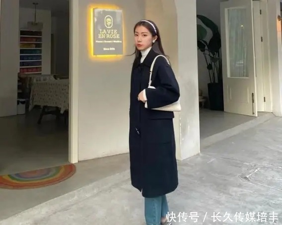 今年春天穿大衣,建议搭配这几种“经典款裤装”,时髦又耐看
